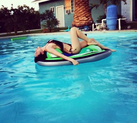 Tóc Tiên cong veo khoe dáng nuột, Lý Nhã Kỳ làm đầu bếp