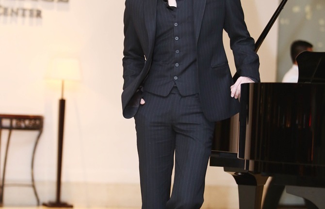 Nathan Lee diện veston Yves Saint Laurent lịch lãm và đẳng cấp