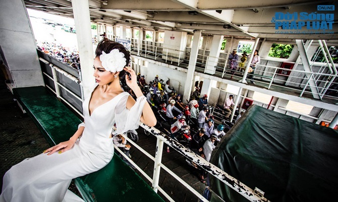 Siêu mẫu Lệ Quyên lạnh lùng bên chuyến phà chiều