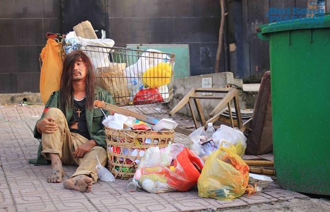 Sao Việt lê lết đi ăn xin, bán vé số