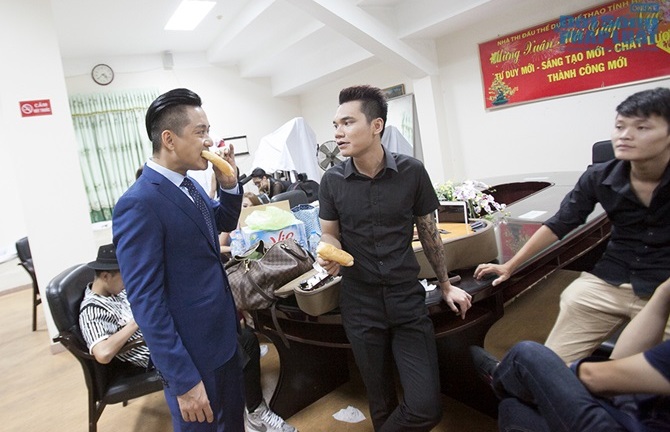 Tuấn Hưng, Khắc Việt ăn bánh mỳ lót dạ trước giờ diễn