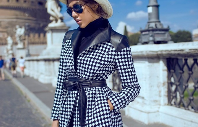 Minh Triệu diện măng tô giản dị dạo chơi thành Rome