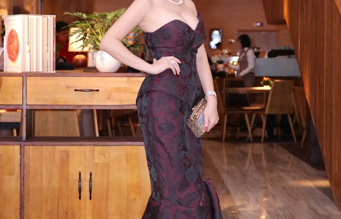 Hoa hậu Thu Hoài diện trang sức bạc tỷ đi tiệc