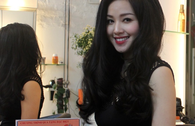 Tâm Tít xuất hiện trước ngày cưới, để lộ bụng bầu không che giấu