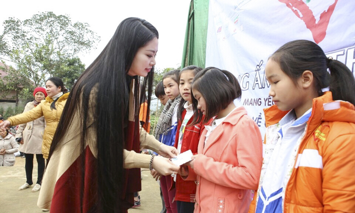 Hoa hậu Ngọc Anh giản dị đi từ thiện ngày cuối năm