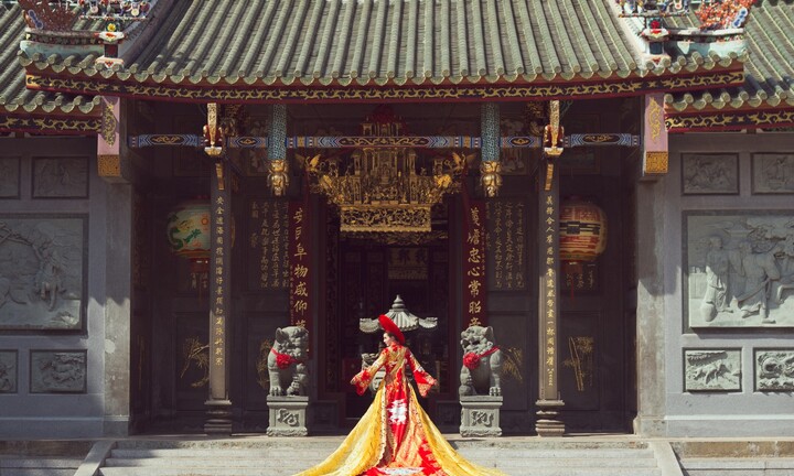 Hoa hậu thân thiện Nguyên Khánh diện áo dài 30m chụp hình Tết