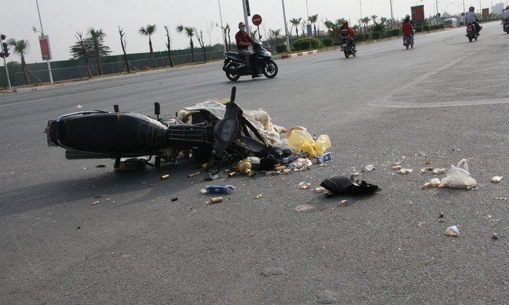 Ô tô đâm xe máy, một người bị thương nặng