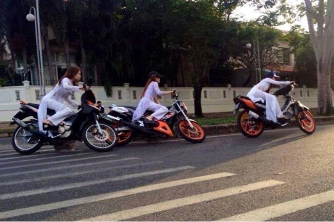 3 nữ sinh mặc áo dài cưỡi mô tô “tổ lái” trên đường gây sốt