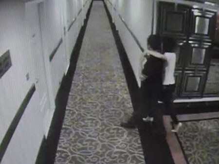 Một hiệu trưởng bị tố vào khách sạn với vợ bạn