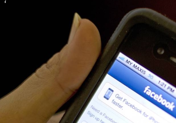 Bị hủy kết bạn trên facebook, nam sinh đổ nước sôi vào mặt bạn