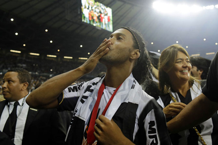 Ronadinho: “Chuyện ấy” giúp tôi chơi bóng hay hơn