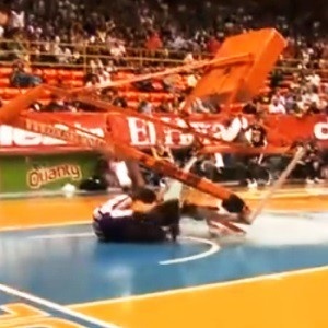 Ham biểu diễn, cầu thủ bị khung rổ đè chảy máu