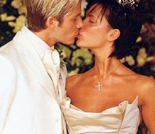 Vương miện tình yêu của bà Becks được trả với giá siêu… “bèo”