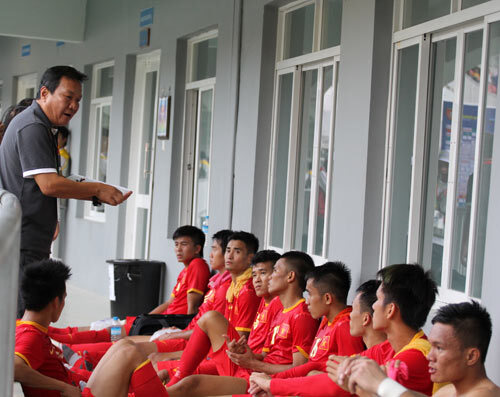 Thầy trò U23 Việt Nam họp chiến thuật ngoài... hành lang