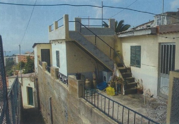 Sốc: Viên gạch cũ của Ronaldo có giá... 3 triệu đồng