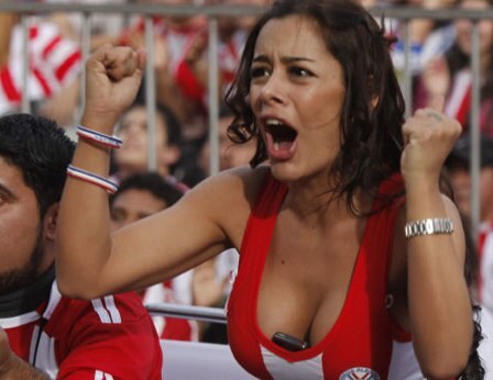 “Bom sex” bị Messi gạ tình ấn định ngày lên xe hoa