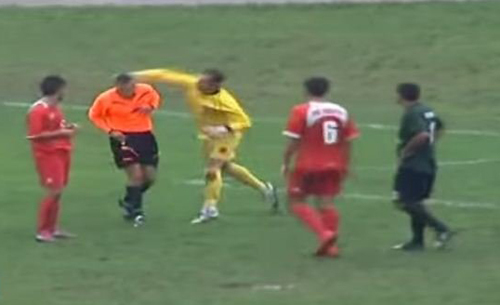 Clip: Thủ môn hung hăng đấm thẳng mặt trọng tài