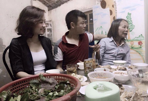 Văn Quyến đưa bạn gái xinh đẹp về nhà ăn Tết