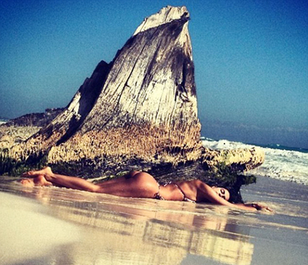 Bồ Ronaldo thả dáng ngọc, khoe đường trên bãi biển