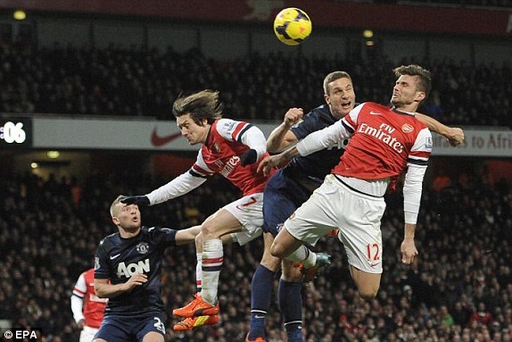 Bị M.U cầm chân, Arsenal chính thức mất ngôi đầu