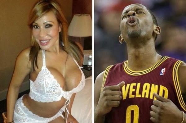 Diễn viên phim cấp 3 hứa thưởng sex cho cả đội bóng bị