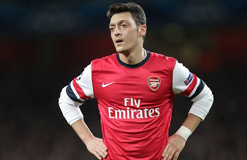 Ozil cầu xin CĐV Arsenal tha thứ