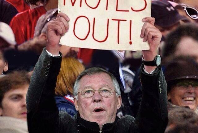 Ảnh chế Sir Alex tống cổ Moyes khỏi M.U