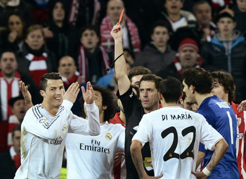 Ronaldo nhận thẻ đỏ, Real hụt ngôi đầu bảng