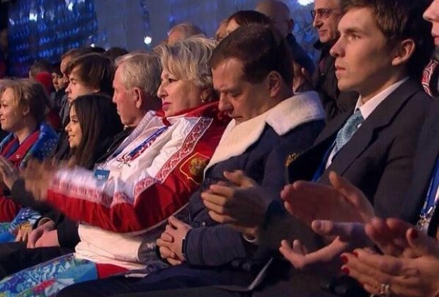Thủ tướng Nga ngủ gật trong lễ khai mạc Olympic Sochi