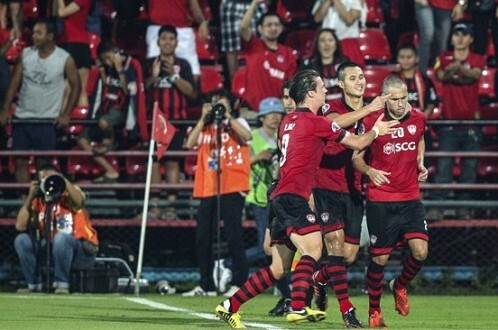 Nhận cú đúp thẻ đỏ, Hà Nội T&T gục ngã trước Muangthong