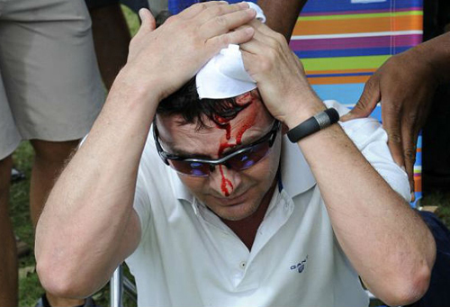 Tiger Woods đánh bóng bể đầu CĐV