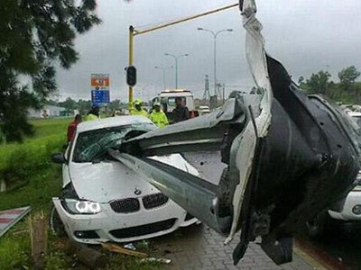 Bị thanh chắn đâm xuyên xe, cầu thủ Nam Phi thoát chết ngoạn mục