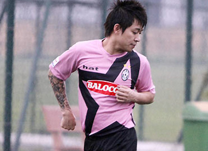 Video: Ca sỹ Tuấn Hưng trổ tài bình luận bóng đá