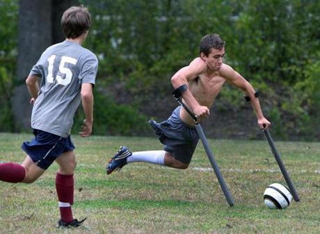 Thần đồng bóng đá bị cụt 1 chân gây sốt