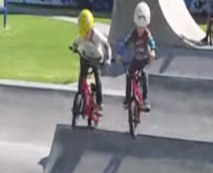 Thần đồng 4 tuổi biểu diễn xe đạp địa hình siêu đẳng