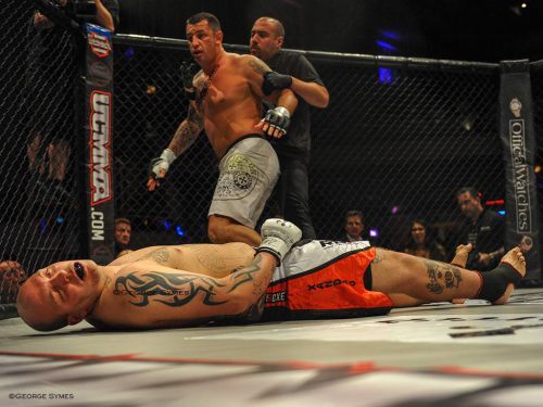 Hung hăng, võ sỹ bị tẩn knock-out sau 2 giây thi đấu