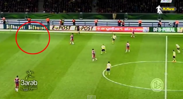 Ghê rợn cảnh bóng đen bí ẩn chạy trên sân bóng