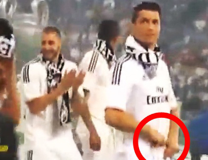 Ronaldo gây tò mò với hành động bí ẩn trên sân bóng