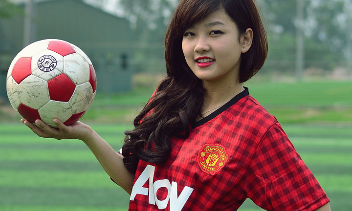 Mê mẩn hot girl nóng bỏng tâng bóng siêu hơn Messi