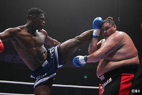 Võ sỹ 80kg đấm gục đối thủ nặng 233kg