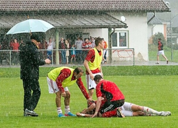 Hàng loạt cầu thủ bị sét đánh tử vong trên sân bóng