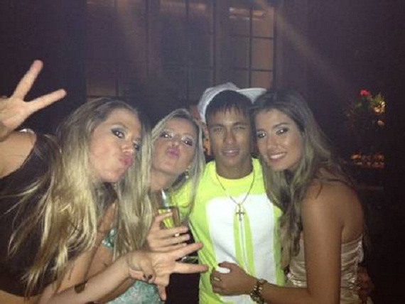 Ngôi sao World Cup 2014: Neymar  "lên giường " với gái 14 tuổi