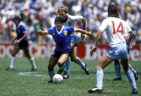 10 pha làm bàn hài hước nhất lịch sử World Cup