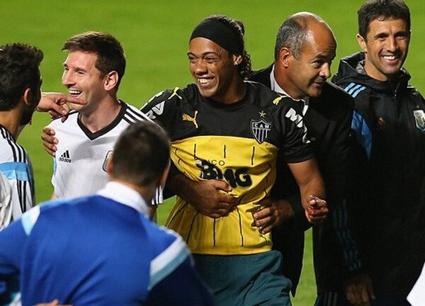 Ronaldinho bất ngờ vào sân quỳ lạy Messi gây sốt