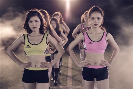 Nữ sinh Hà Nội đọ sức nóng cùng World Cup