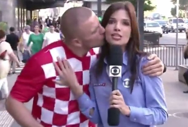 Nữ phóng viên xinh đẹp Brazil bị CĐV Croatia 