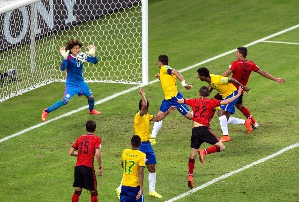 Những pha cứu thua của thủ môn Mexico khiến Neymar khóc hận
