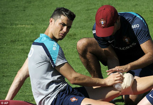 Tin World Cup 2014: Van Persie bị treo giò, Uruguay nhận tin sốc