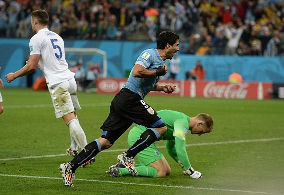 Suarez rực sáng đẩy đội tuyển Anh vào bi kịch