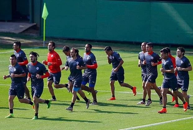World Cup 2014: ĐT Chile bị máy bay do thám buổi tập kín